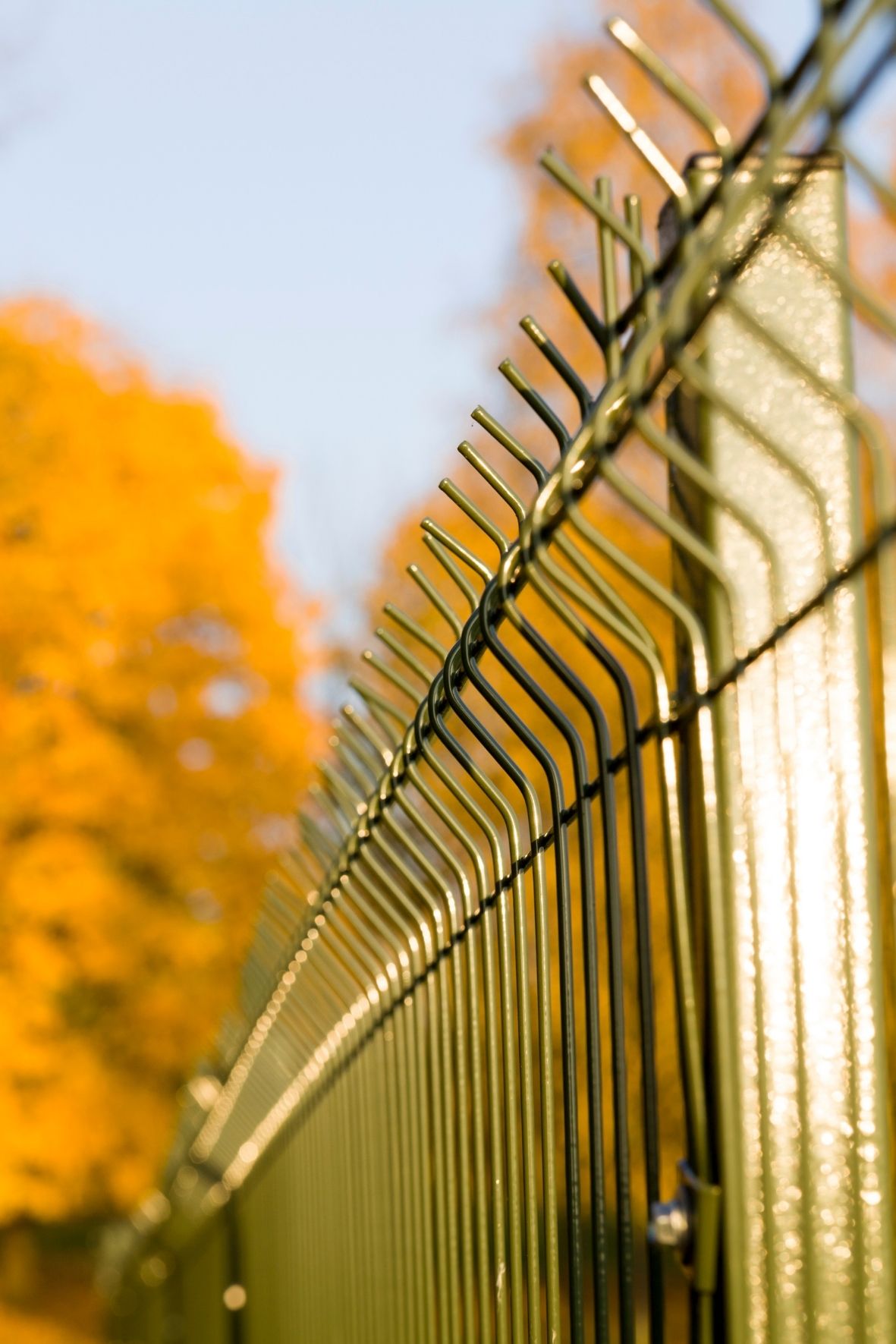 Détail rapproché d’une clôture métallique rigide avec piques supérieures dans un décor arboré  à Otterburn Park