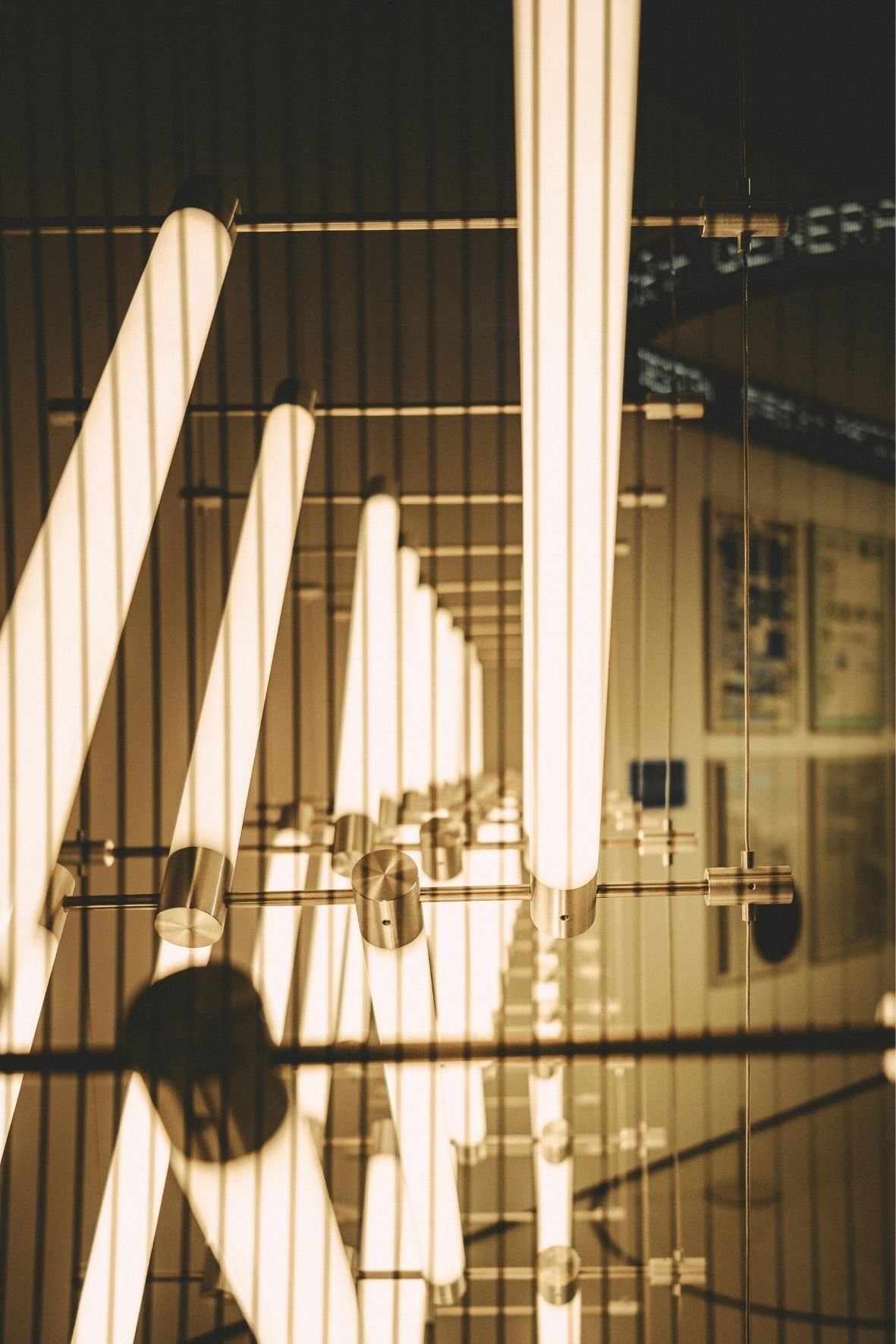 Structure métallique verticale intégrée à un environnement intérieur contemporain avec éclairage linéaire  à Pierrefonds