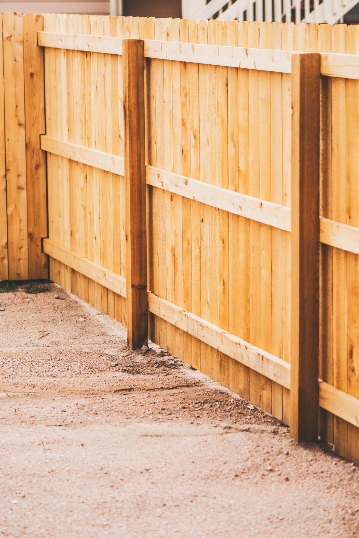 Clôture en bois naturel avec poteaux apparents longeant une surface extérieure résidentielle  à Pointe-Calumet