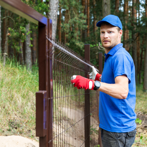 Icône visuelle représentant une maison et une clôture dans un style graphique simplifié  à Saint-Constant