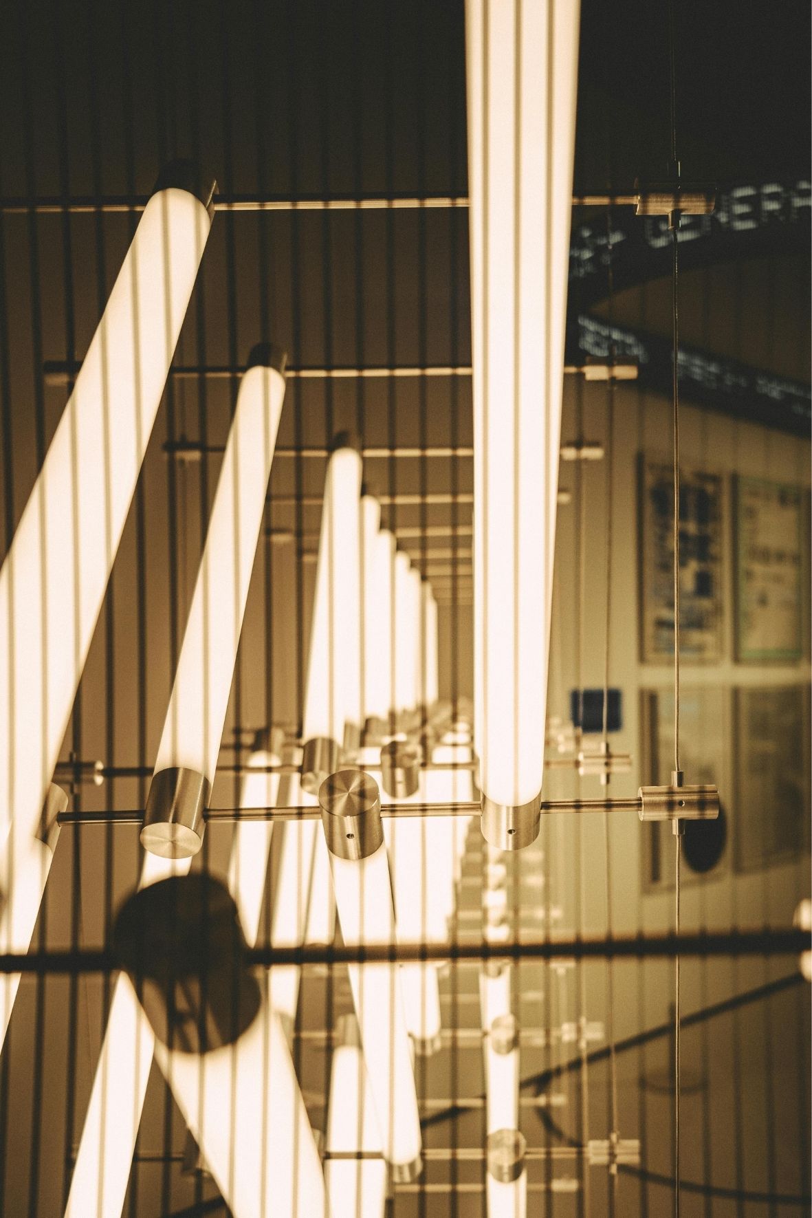 Structure métallique verticale intégrée à un environnement intérieur contemporain avec éclairage linéaire  à Saint-Lin-Laurentides